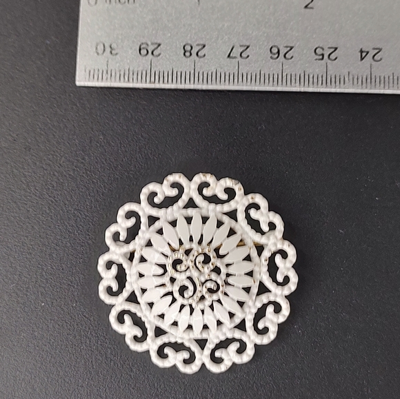 Vintage Monet Signed White Enamel Round Pin - Picture 2 of 7